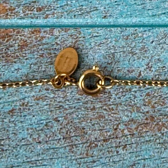 Vintage 1978 AVON Initial Attraction Necklace- "V" Gold Tone - Picture 3 of 8